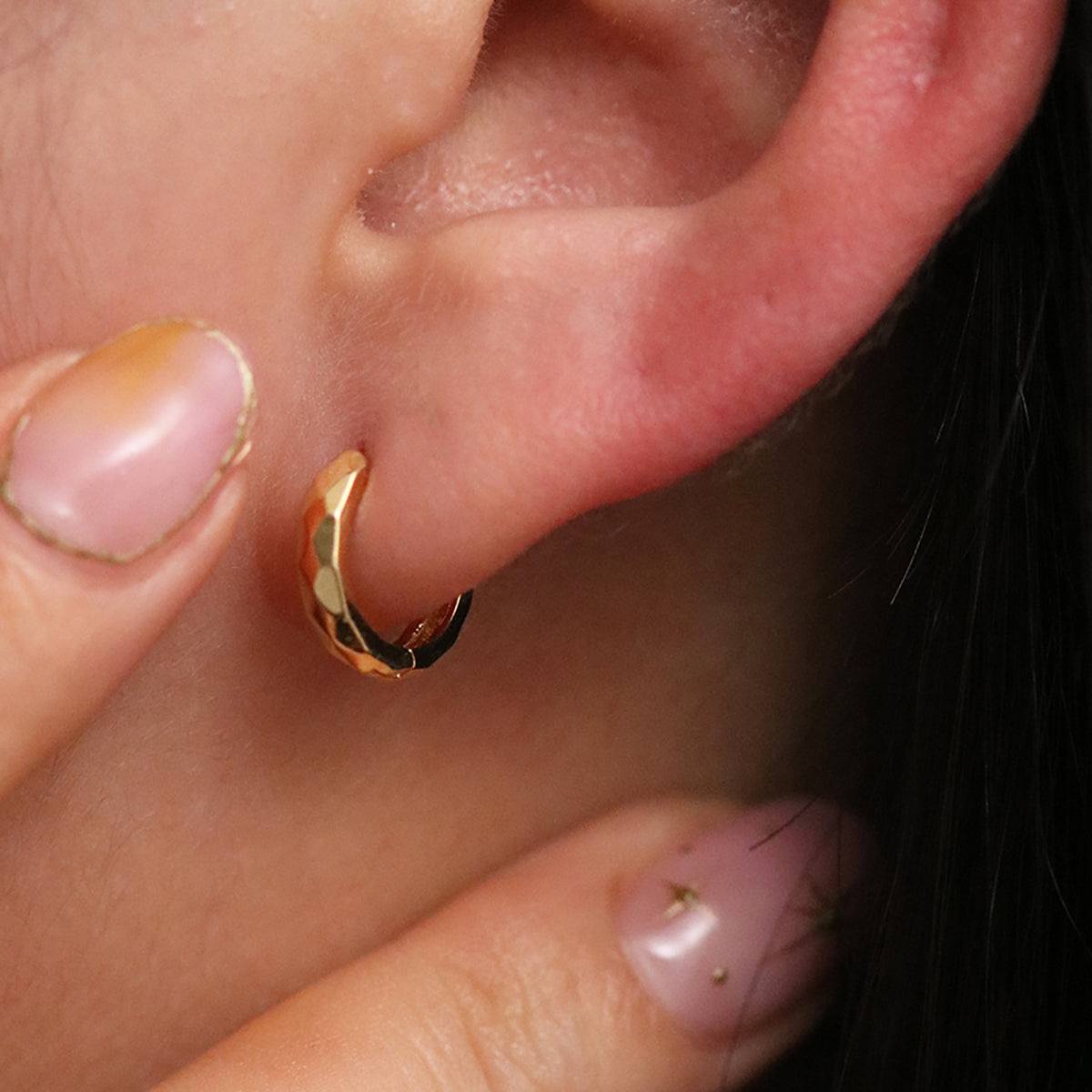Hammered huggie earring-3