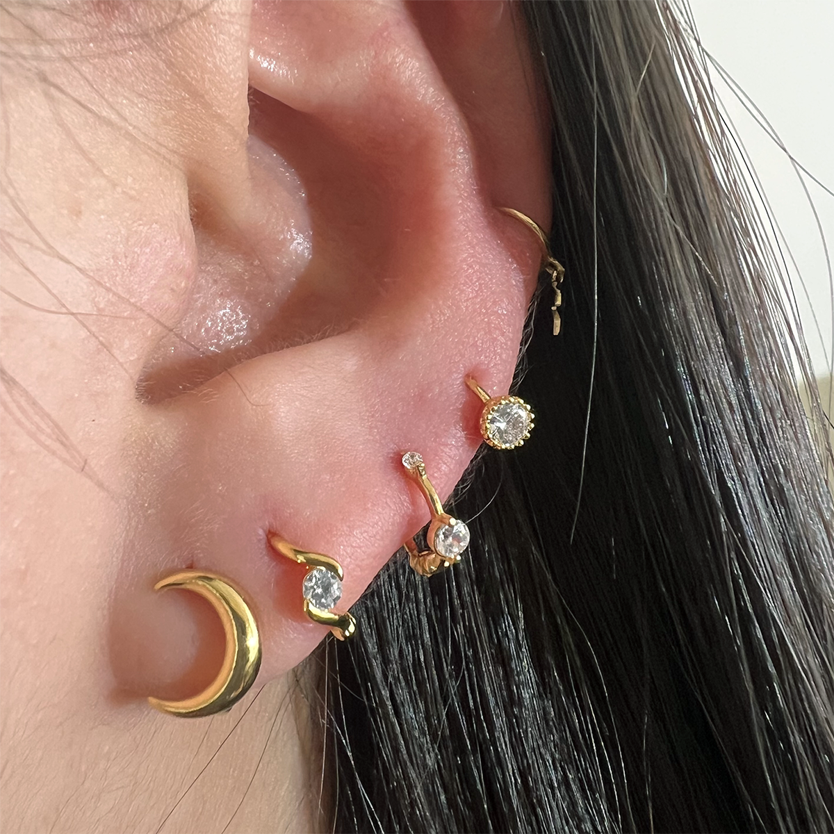 Circle Cubic Huggie Earring-2